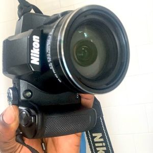 Nikon camera it does have a charger it have new battery so it works..